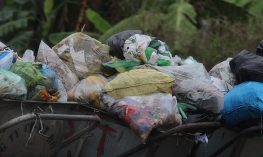 Túi nilon, các sản phẩm nhựa dùng một lần không được phân loại khi bỏ rác về nơi thu gom. Ảnh: Thùy Linh