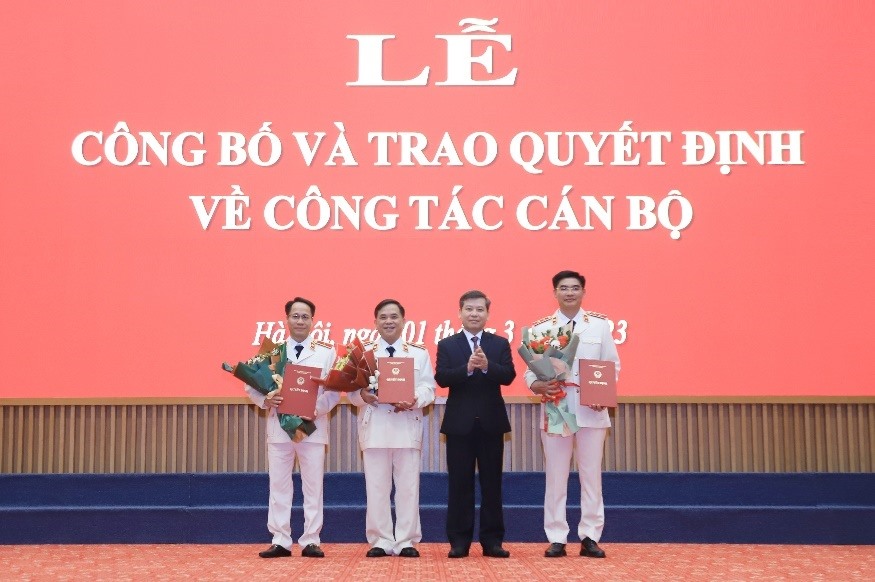 Viện trưởng Viện KSND Tối cao Lê Minh Trí (thứ ba từ trái sang) chúc mừng 3 Kiểm sát viên cao cấp được điều động, bổ nhiệm. Ảnh: Viện KSND Tối cao