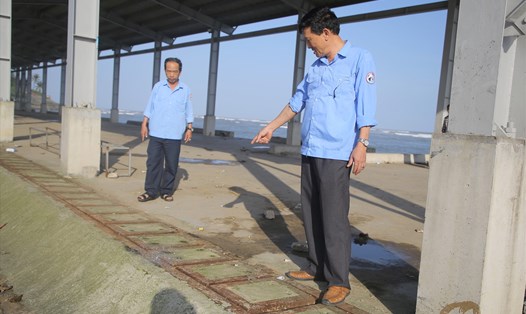 Hạng mục thu nước thải ở Cảng cá Cửa Tùng vừa được xây dựng, nhưng hệ thống xử lý nước thải thì không biết bao giờ có vốn để xây dựng. Ảnh: Hưng Thơ.