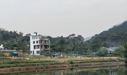 Mảnh đất ven hồ ở xã Yên Bài (huyện Ba Vì, Hà Nội) đang được các nhà đầu tư xây dựng nhà ở, khu nghỉ dưỡng, farmstay. Ảnh: PV