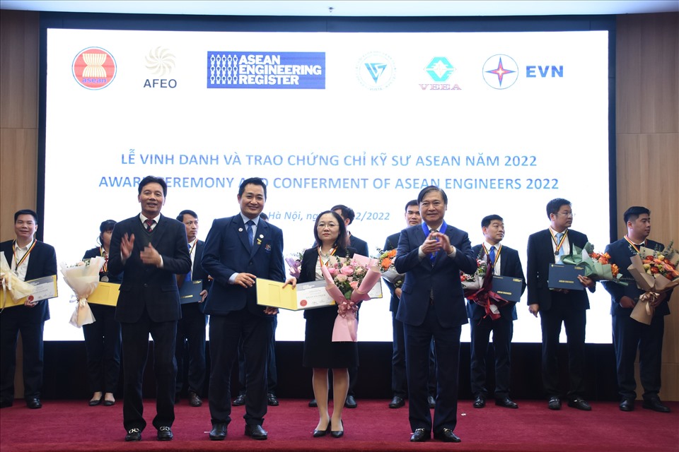 Nữ cán bộ nhận chứng chỉ kỹ sư chuyên nghiệp ASEAN