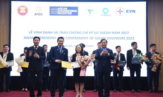Năm 2022, chị Thảo rất vinh dự khi được là 1 trong 109 kỹ sư Việt được nhận chứng chỉ kỹ sư chuyên nghiệp ASEAN. Ảnh: Nhân vật cung cấp