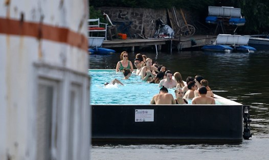 Giải nhiệt trong bể bơi nổi “Badeschiff” ở Berlin, Đức, ngày 25.7.2022 khi nhiệt độ lên đến 36 độ C. Ảnh: AFP