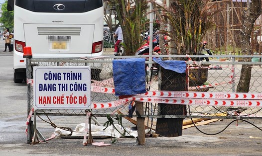 Sụt lún quanh phố du lịch Đà Nẵng vẫn chưa được khắc phục xong. Ảnh: Thùy Trang