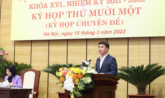 Giám đốc Sở Tài chính Nguyễn Xuân Lưu trình bày tờ trình. Ảnh: Phạm Đông