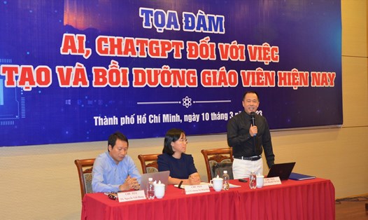 Hiệu trưởng Trường Đại học Sư phạm TPHCM Huỳnh Văn Sơn phát biểu tại toạ đàm. Ảnh: Huyên Nguyễn