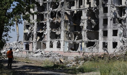 Tòa nhà ở Mariupol, Ukraina bị bắn phá trong xung đột. Ảnh: Xinhua