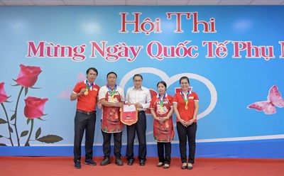 Ông Ni Chih Hao - Tổng Giám đốc Vedan Việt Nam (áo trắng) trao thưởng cho đội đạt Giải Nhất hội thi “Bữa cơm gia đình”