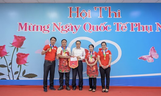 Ông Ni Chih Hao - Tổng Giám đốc Vedan Việt Nam (áo trắng) trao thưởng cho đội đạt Giải Nhất hội thi “Bữa cơm gia đình”