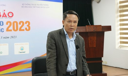 Ông Nguyễn Đức Lợi - Phó Chủ tịch Thường trực Hội Nhà báo Việt Nam trao đổi tại họp báo. Ảnh: T.Vương