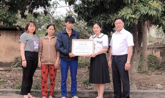 Đại diện Công ty và Ban Chấp hành Công đoàn Công ty TNHH Intermax Việt Nam trao hỗ trợ cho gia đình anh Hảo. Ảnh: LĐLĐ huyện Tân Yên