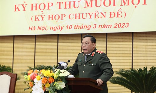 Giám đốc Công an TP Hà Nội Nguyễn Hải Trung trình bày tờ trình tại kỳ họp. Ảnh: Phạm Đông