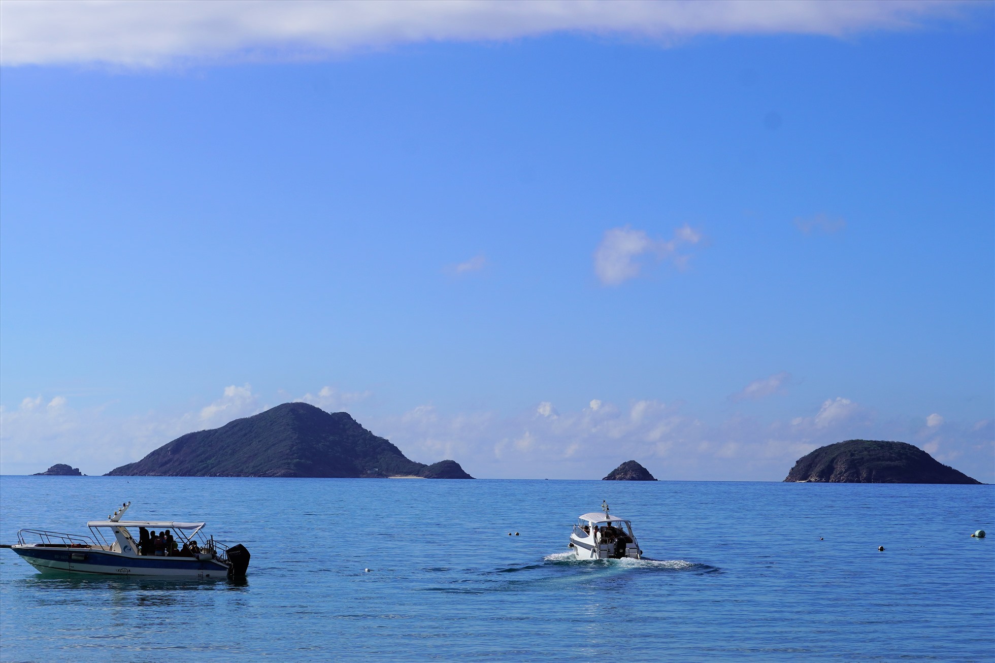 Cano đưa du khách khám phá hòn Trác, hòn Tài từ cầu tàu Côn Đảo. Ảnh: Thành An