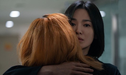 Song Hye Kyo trong một cảnh quay của mùa 2. Ảnh: Nhà sản xuất Netflix