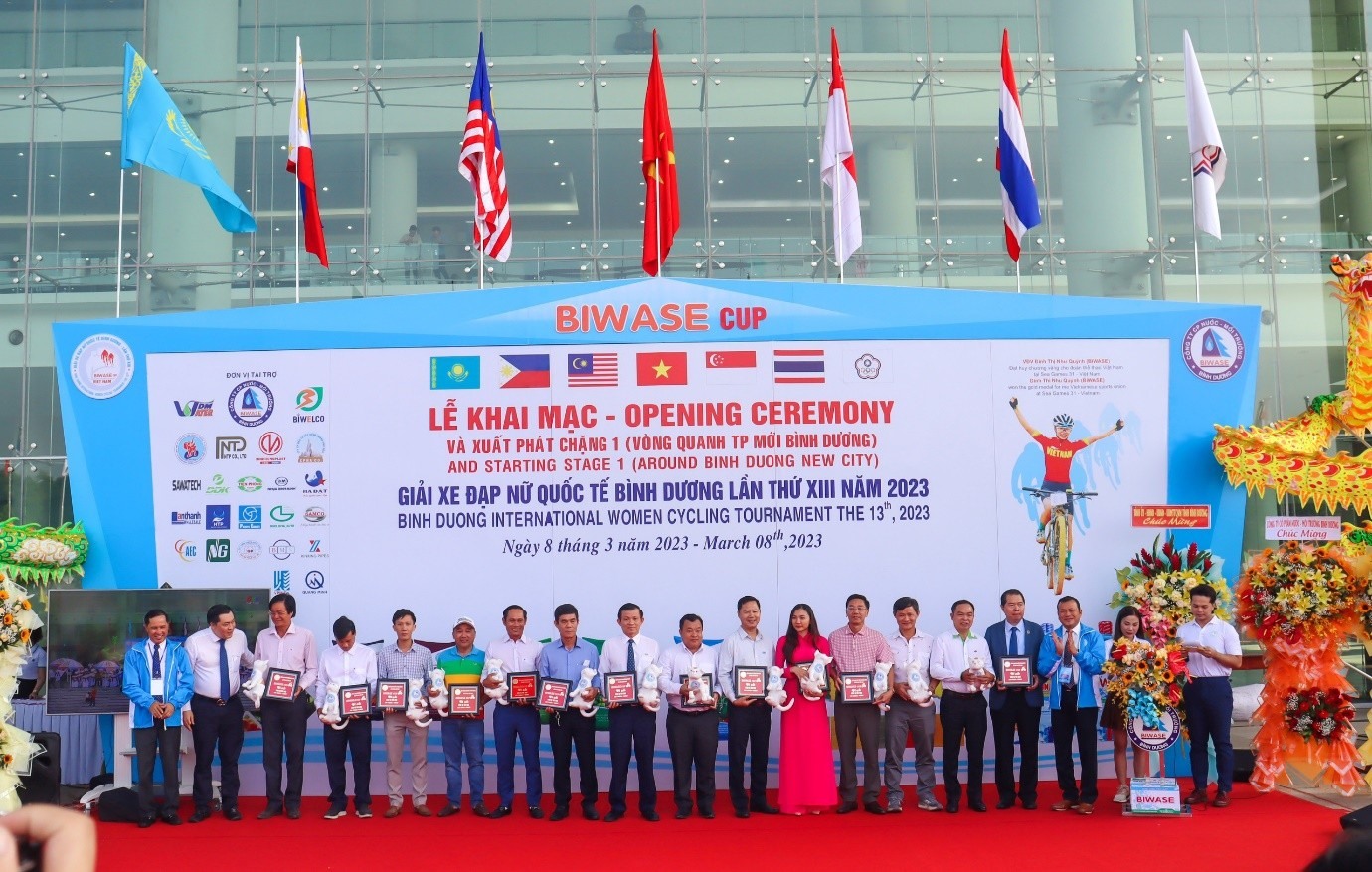 Ông Đặng Quế Hùng - Giám đốc Xí nghiệp Cơ khí ôtô chuyên dùng An Lạc SP.SAMCO (áo trắng, giữa) - cùng các đơn vị tài trợ nhận kỷ niệm chương của Ban tổ chức. Ảnh: Doanh nghiệp cung cấp