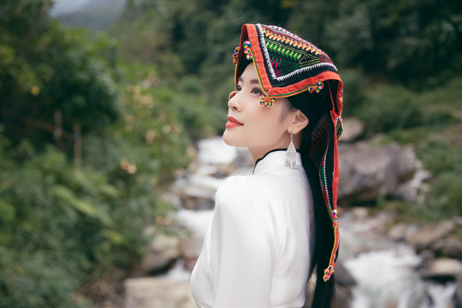 Sao mai Thu Hằng đẹp nền nã với màu sắc âm nhạc Tây Bắc trong MV mới. Ảnh: Ảnh: Thắng Phạm