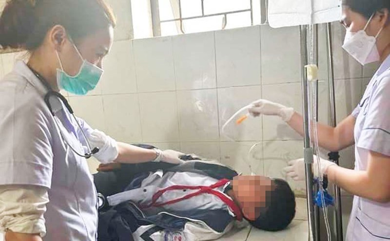 Hơn chục học sinh bất ngờ nhập viện điều trị sau khi chơi bóng bay