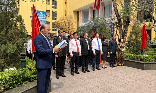 Lãnh đạo Trường Đại học Công đoàn và Đoàn chuyên gia đánh giá dâng hương tại Tượng đài Bác Hồ trước lễ khai mạc. Ảnh: Kiều Vũ