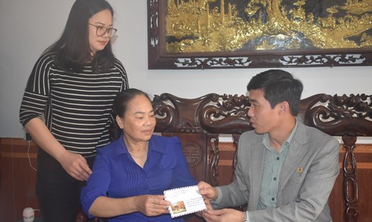 Đại diện Liên đoàn Lao động tỉnh Thái Bình thay mặt Quỹ XHTT Tấm Lòng Vàng trao quà cho vợ, con liệt sĩ Nguyễn Minh Tâm. Ảnh: Trung Du