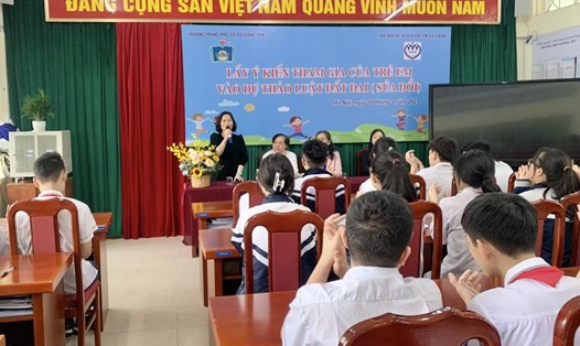 Theo bà Đinh Thị Phương Anh, Hiệu trưởng Trường THCS Lương Yên (quận Hai Bà Trưng, Hà Nội) thì việc lấy ý kiến này rất hữu ích cho học sinh cũng như giáo viên nhà trường. Ảnh: KTĐT