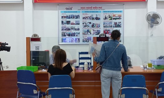 Người lao động làm thủ tục nhận bảo hiểm thất nghiệp và tìm kiếm việc làm tại Trung tâm Dịch vụ việc làm Hà Nội. Ảnh: Lương Hạnh