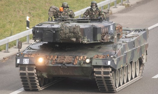 Quân nhân Thụy Sĩ trên xe tăng Leopard 2 gần Othmarsingen, Thụy Sĩ, ngày 28.11.2022. Ảnh: Xinhua