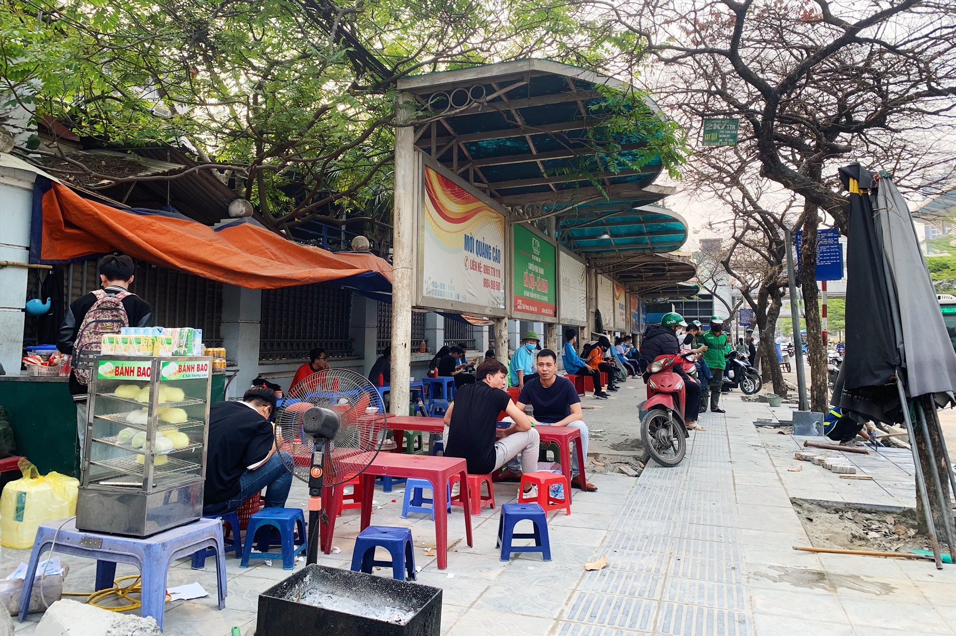 Điểm dừng đỗ xe buýt Trường Đại học Giao thông vận tải nhếch nhác vì quán ăn tràn làn xung quanh. Ảnh: Thu Hiền