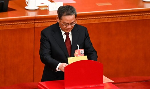 Ông Lý Cường bỏ phiếu trong phiên họp Đại hội đại biểu nhân dân toàn quốc Trung Quốc (NPC) tại Đại lễ đường Nhân dân ở Bắc Kinh  ngày 11.3.2023. Ảnh: AFP