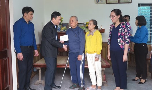 Lãnh đạo LĐLĐ tỉnh Phú Thọ trao 3 triệu đồng cho thân nhân gia đình liệt sỹ Hán Văn Khoa. Ảnh: LĐLĐ tỉnh Phú Thọ.