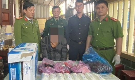 Các lượng bắt giữ 1 đối tượng cùng tang vật ma túy được chuyển trên 1 xe ôtô nhập cảnh từ Lào về. Ảnh: H.Quan.