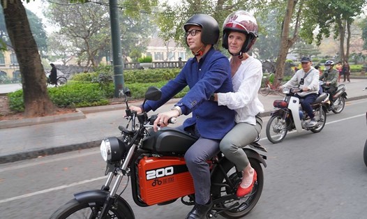 Tổng Giám đốc USAID Samantha Power (ngồi sau) dạo phố Hà Nội bằng xe máy điện. Ảnh: USAID