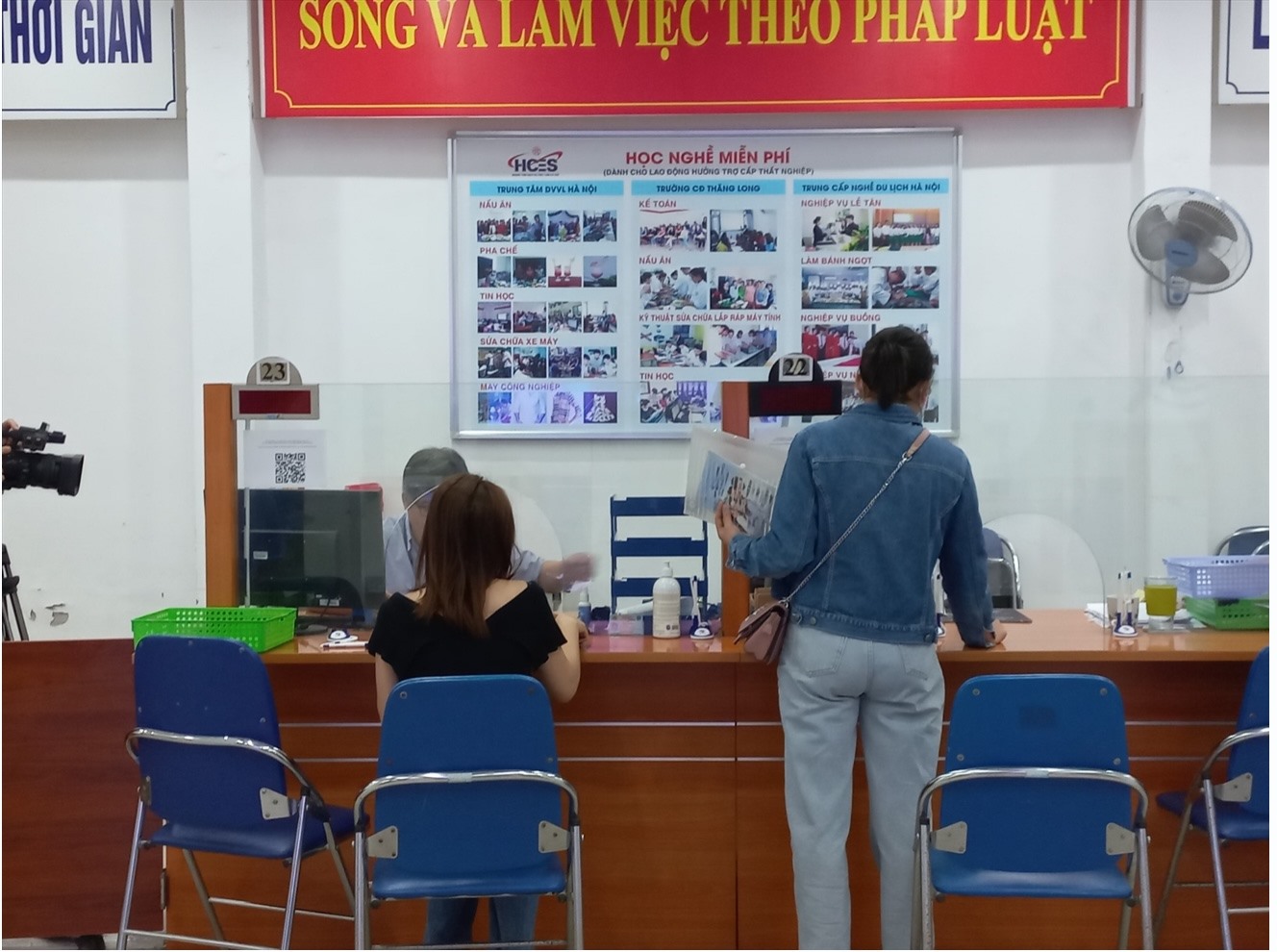 Người lao động làm thủ tục nhận bảo hiểm thất nghiệp và tìm kiếm việc làm tại Trung tâm Dịch vụ việc làm Hà Nội. Ảnh: Lương Hạnh