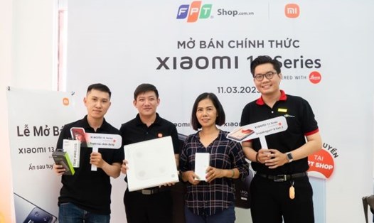 Những khách hàng đầu tiên sở hữu siêu phẩm Xiaomi 13 Series tại FPT Shop. Ảnh: Phan My