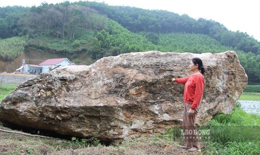 Tảng đá sau vụ nổ mìn khai thác đá văng ra ruộng người dân. Ảnh: Nguyễn Hoàn