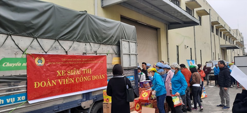 Các chuyến xe siêu thị đoàn viên Công đoàn do Trung tâm Tư vấn pháp luật và hỗ trợ người lao động Công đoàn Hà Nội tổ chức để chăm lo, hỗ trợ cho người lao động đã làm họ hiểu thêm về tổ chức Công đoàn. Ảnh: Hải Yến