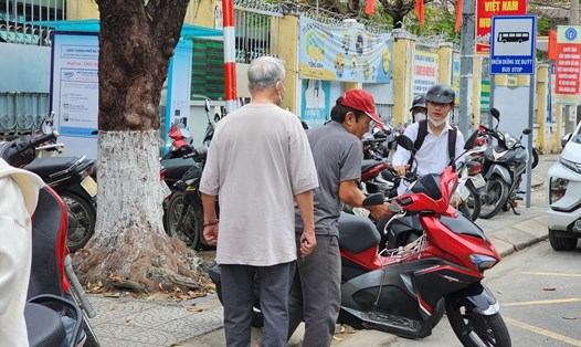 Người dân Đà Nẵng gửi xe ngoài bệnh viện do nhà xe không đủ chỗ và bất tiện. Ảnh: Thùy Trang