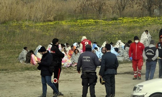 Những người may mắn sống sót trong vụ đắm thuyền chở người di cư tới Italia hôm 26.2.2023. Ảnh: Twitter ANSA