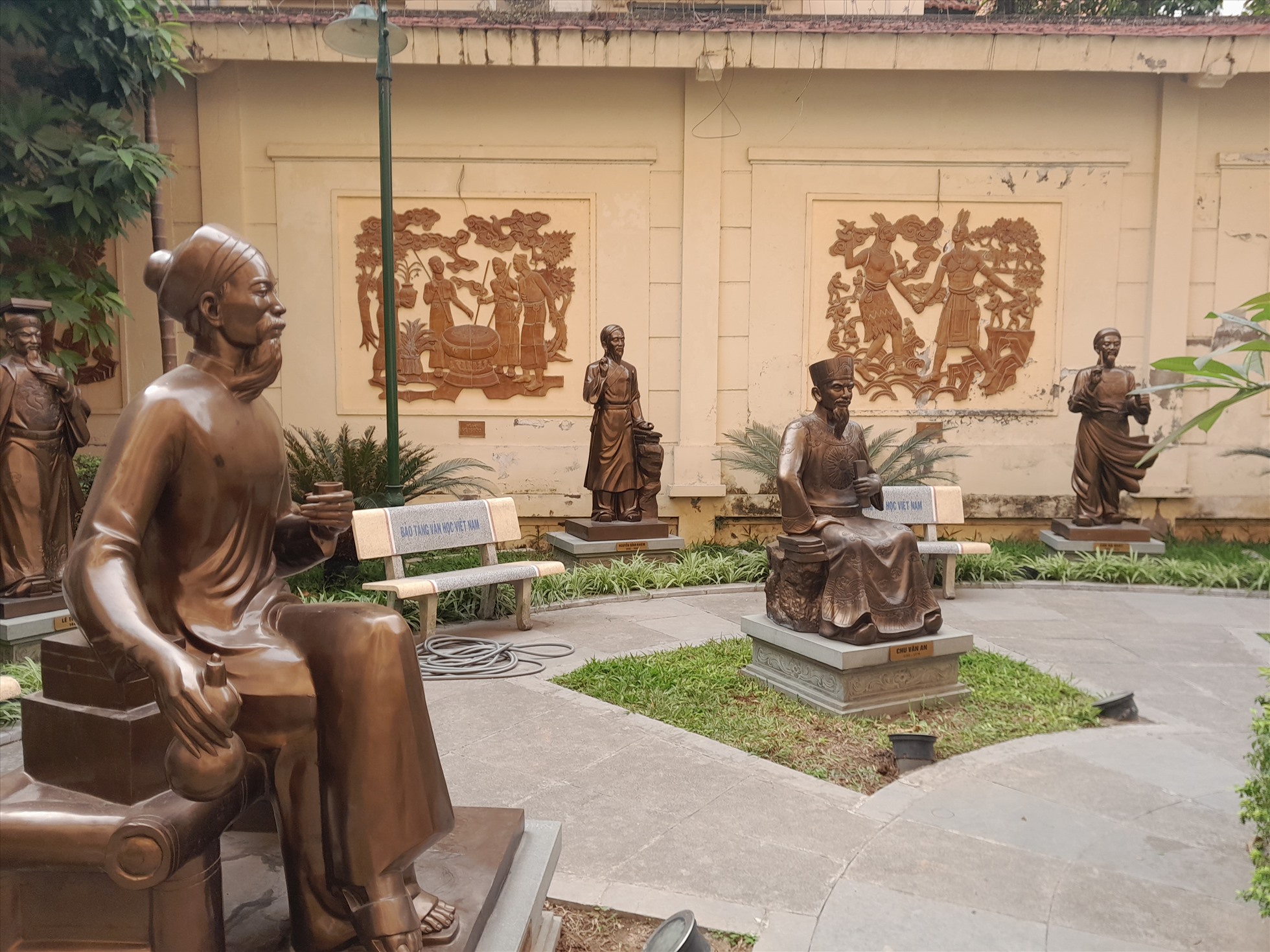 Không gian trưng bày ngoài trời của bảo tàng. Ảnh: Vân Anh