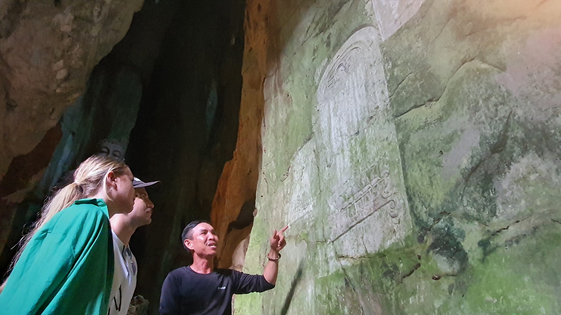 Những văn bản khắc trên vách núi, bia đá tại khu danh thắng Ngũ Hành Sơn. 
Ảnh: Ánh Dương