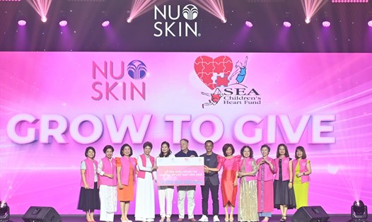 Đại diện Quỹ Nhịp Tim Việt Nam nhận đóng góp từ Đại diện Nu Skin. Ảnh Doanh nghiệp cung cấp