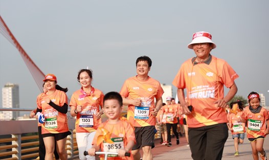 5.500 người chạy gây quỹ học đường cho trẻ em vùng khó khăn. Ảnh: Thùy Trang