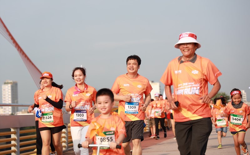 5.500 người chạy gây quỹ học đường cho trẻ em vùng khó khăn. Ảnh: Thùy Trang