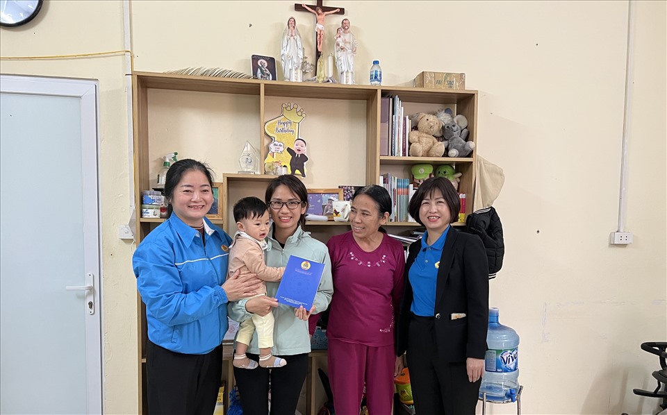 Cán bộ Liên đoàn Lao động quận Cầu Giấy thăm hỏi, trao hỗ trợ cho nữ đoàn viên có hoàn cảnh khó khăn (ảnh minh hoạ). Ảnh: Kiều Vũ