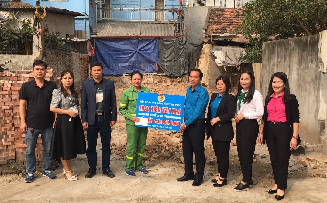 Lãnh đạo Liên đoàn Lao động tỉnh Vĩnh Phúc trao tiền hỗ trợ xây nhà giai đoạn I
cho gia đình chị Dương Thị Nụ. Ảnh: Thoa Nguyễn
