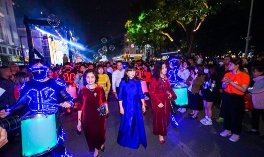 Giám đốc Sở Du lịch Hà Nội Đặng Hương Giang (giữa) tại sự kiện "Du lịch Hà Nội 2023 - Get on Hanoi 2023" tối 11.3 ở sân khấu phía trước Trung tâm Thông tin Triển lãm số 93 Đinh Tiên Hoàng, Hoàn Kiếm, Hà Nội. Ảnh: Sở Du lịch Hà Nội