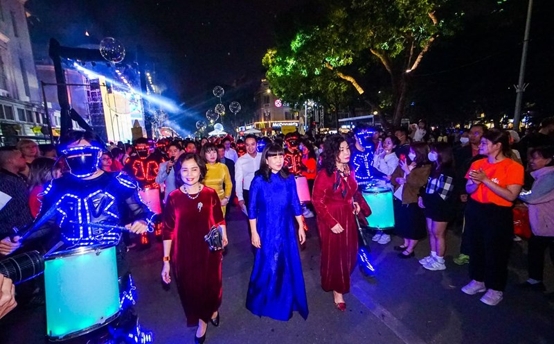 Giám đốc Sở Du lịch Hà Nội Đặng Hương Giang (giữa) tại sự kiện "Du lịch Hà Nội 2023 - Get on Hanoi 2023" tối 11.3 ở sân khấu phía trước Trung tâm Thông tin Triển lãm số 93 Đinh Tiên Hoàng, Hoàn Kiếm, Hà Nội. Ảnh: Sở Du lịch Hà Nội