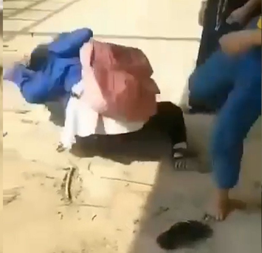 Nữ sinh bị nhóm người đánh hội đồng dã man. Ảnh cắt từ video.