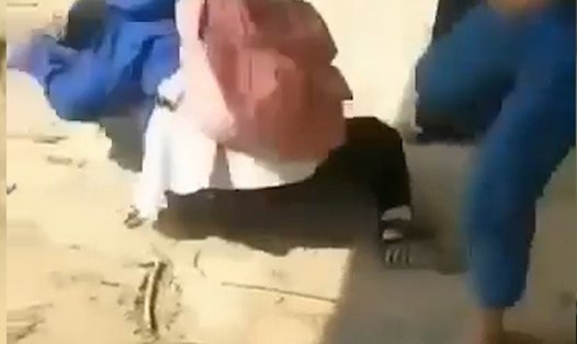 Nữ sinh bị nhóm người đánh hội đồng dã man. Ảnh cắt từ video.