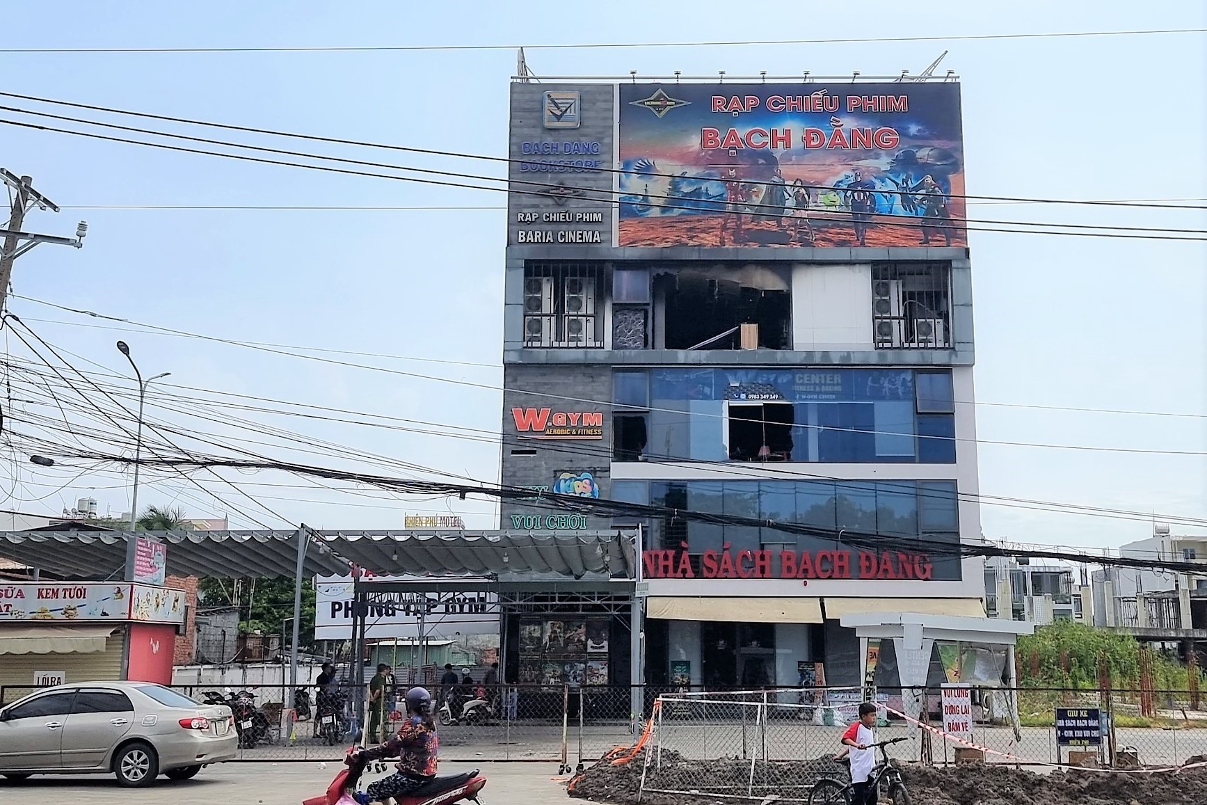 Tòa nhà bị rào chắn, phong tỏa để khám nghiệm, điều tra xác minh nguyên nhân vụ cháy, cũng như thống kê thiệt hại trong ngày 12.3. Ảnh: Thành An