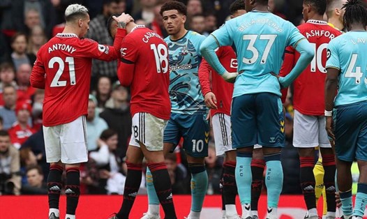 Antony an ủi Casemiro sau tấm thẻ đỏ ở phút 35. Ảnh: Manchester United